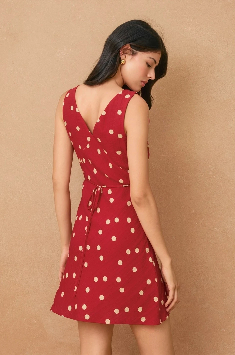 Robe courte rouge à pois avec dos lacé