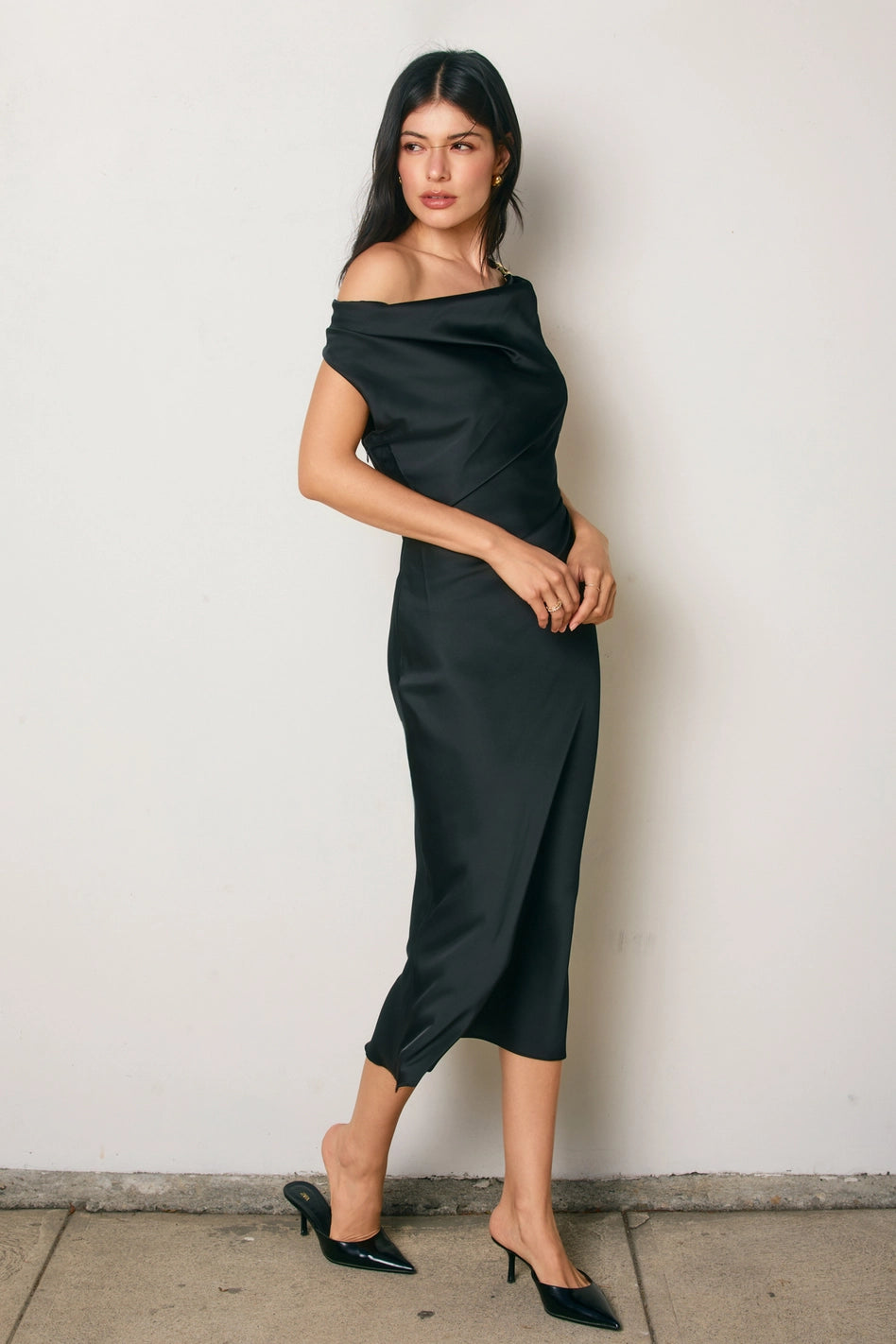 Robe midi froncée à épaules dénudées en satin noir Cora