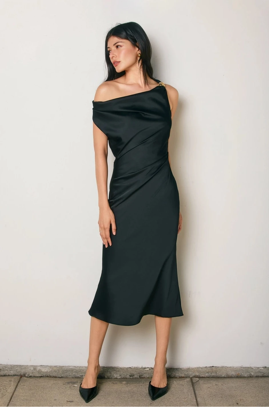 Robe midi froncée à épaules dénudées en satin noir Cora
